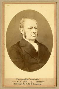 106857 Portret van J.C. Verhoeff, geboren 1821, hervormd predikant te Utrecht (1860-1904), overleden 1904. Borstbeeld ...